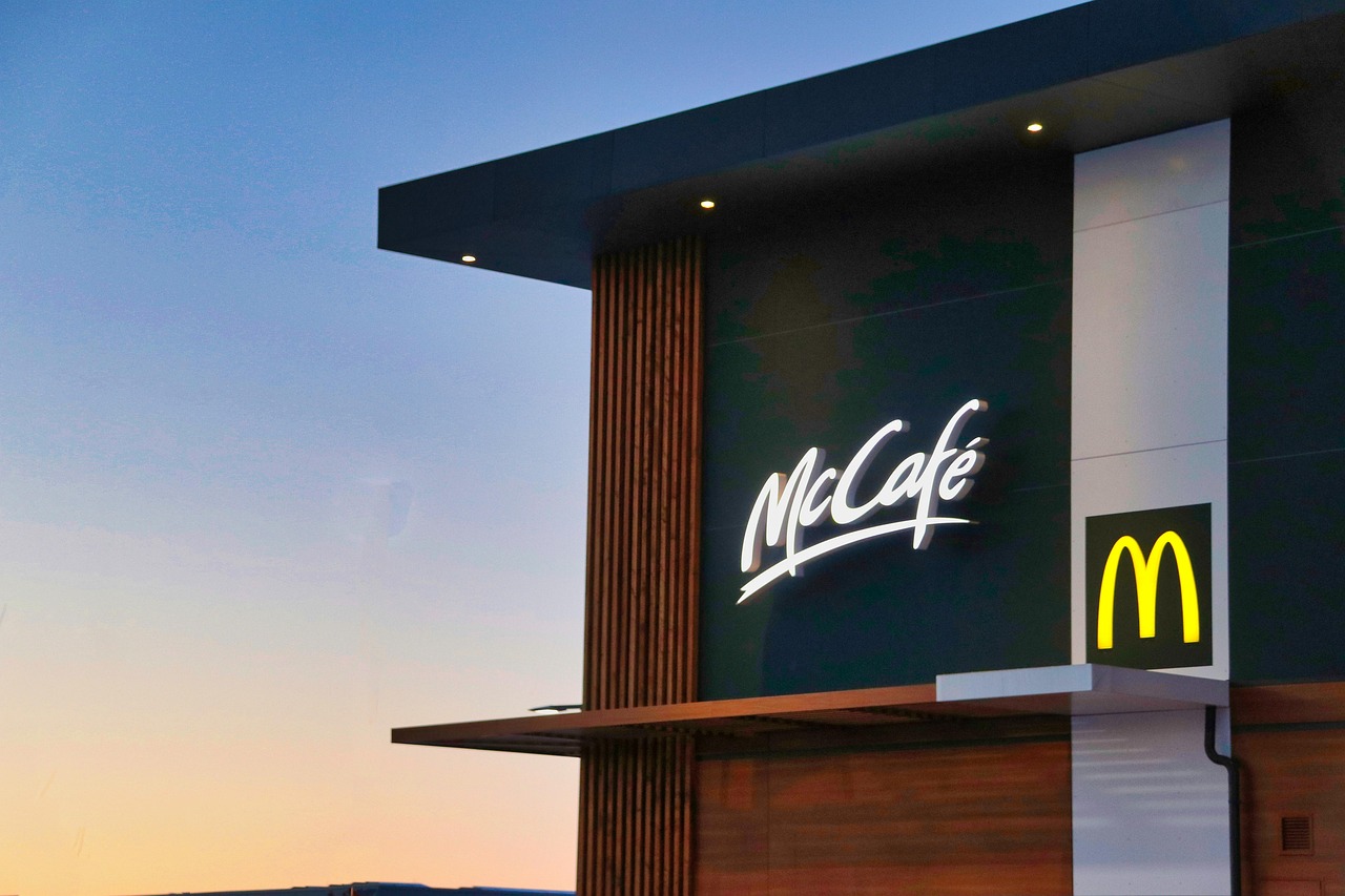 McCafé jako konkurence Starbucksu: Strategie dvou světů